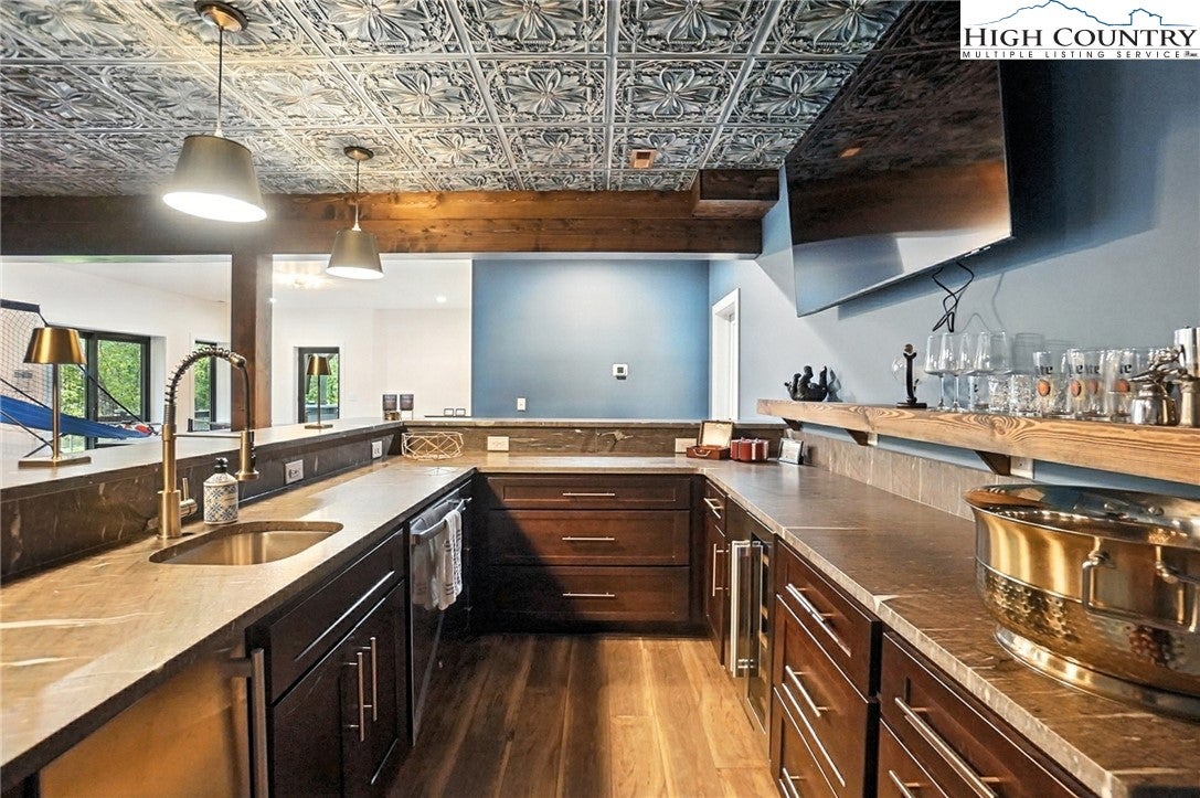 Lansing, North Carolina, 28643, United States, 3 Bedrooms Bedrooms, ,6 BathroomsBathrooms,Residential,Active,1952995
