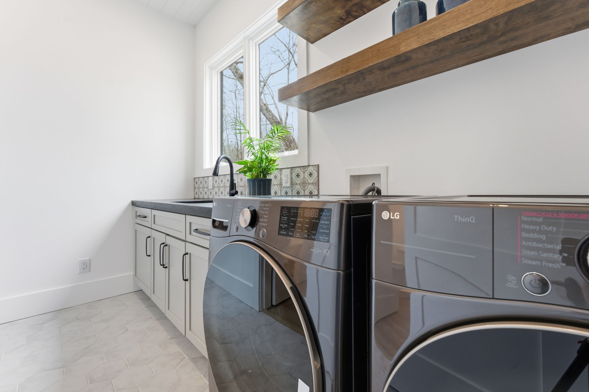 Glenville, North Carolina, 28736, United States, 3 Bedrooms Bedrooms, ,4 BathroomsBathrooms,Residential,Active,2031760