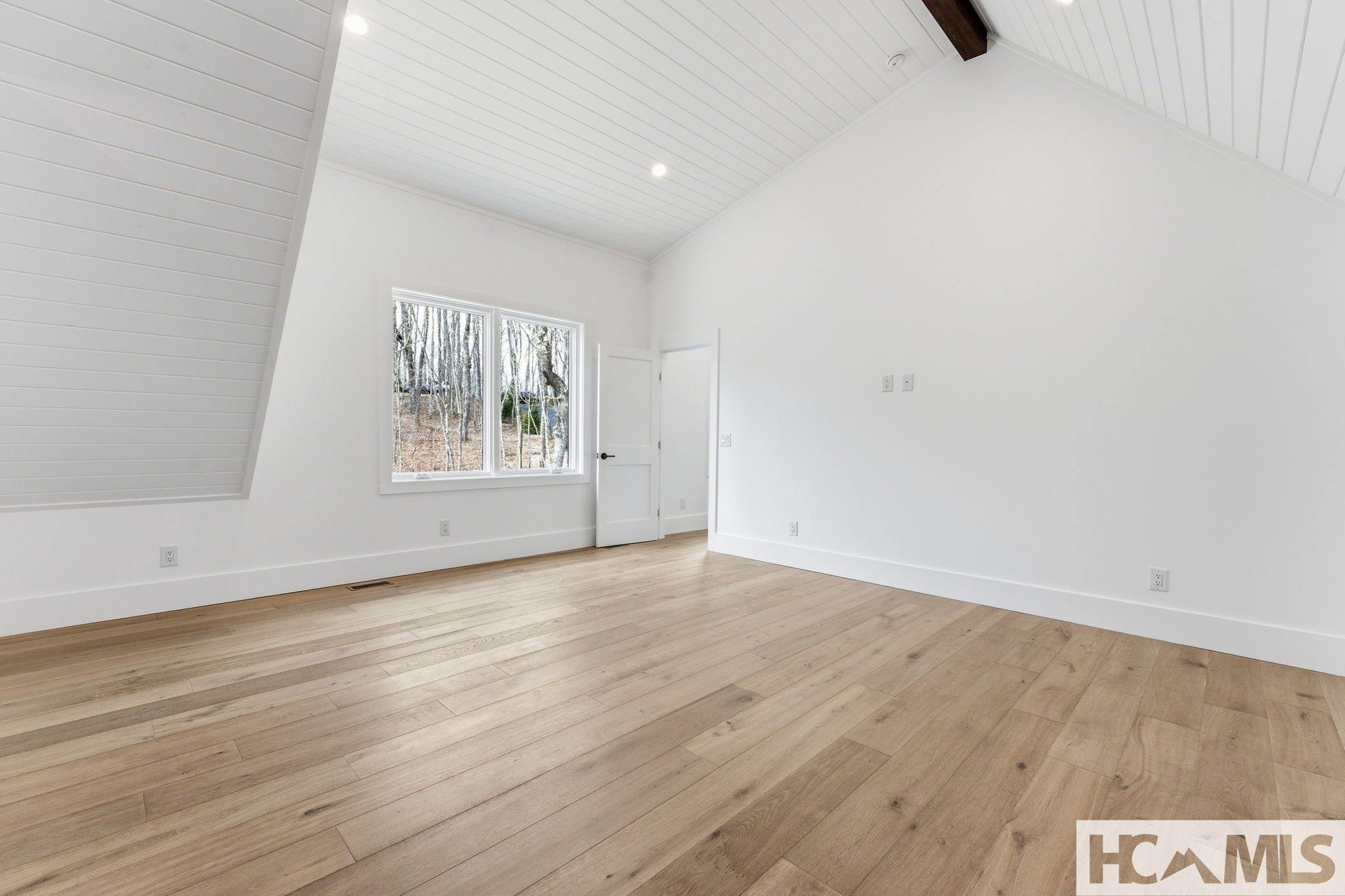 Glenville, North Carolina, 28736, United States, 3 Bedrooms Bedrooms, ,4 BathroomsBathrooms,Residential,Active,2031760