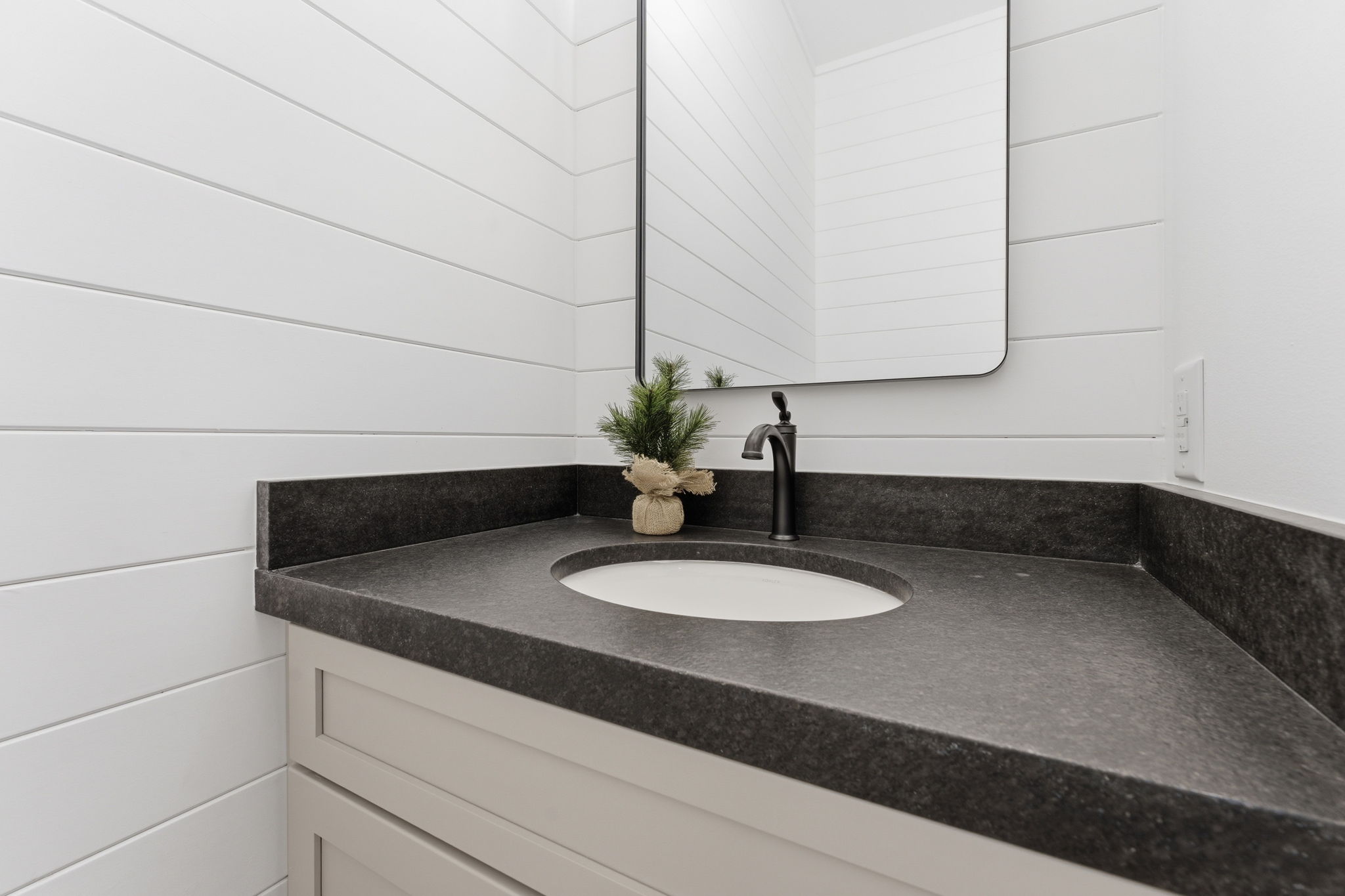 Glenville, North Carolina, 28736, United States, 3 Bedrooms Bedrooms, ,4 BathroomsBathrooms,Residential,Active,2031760