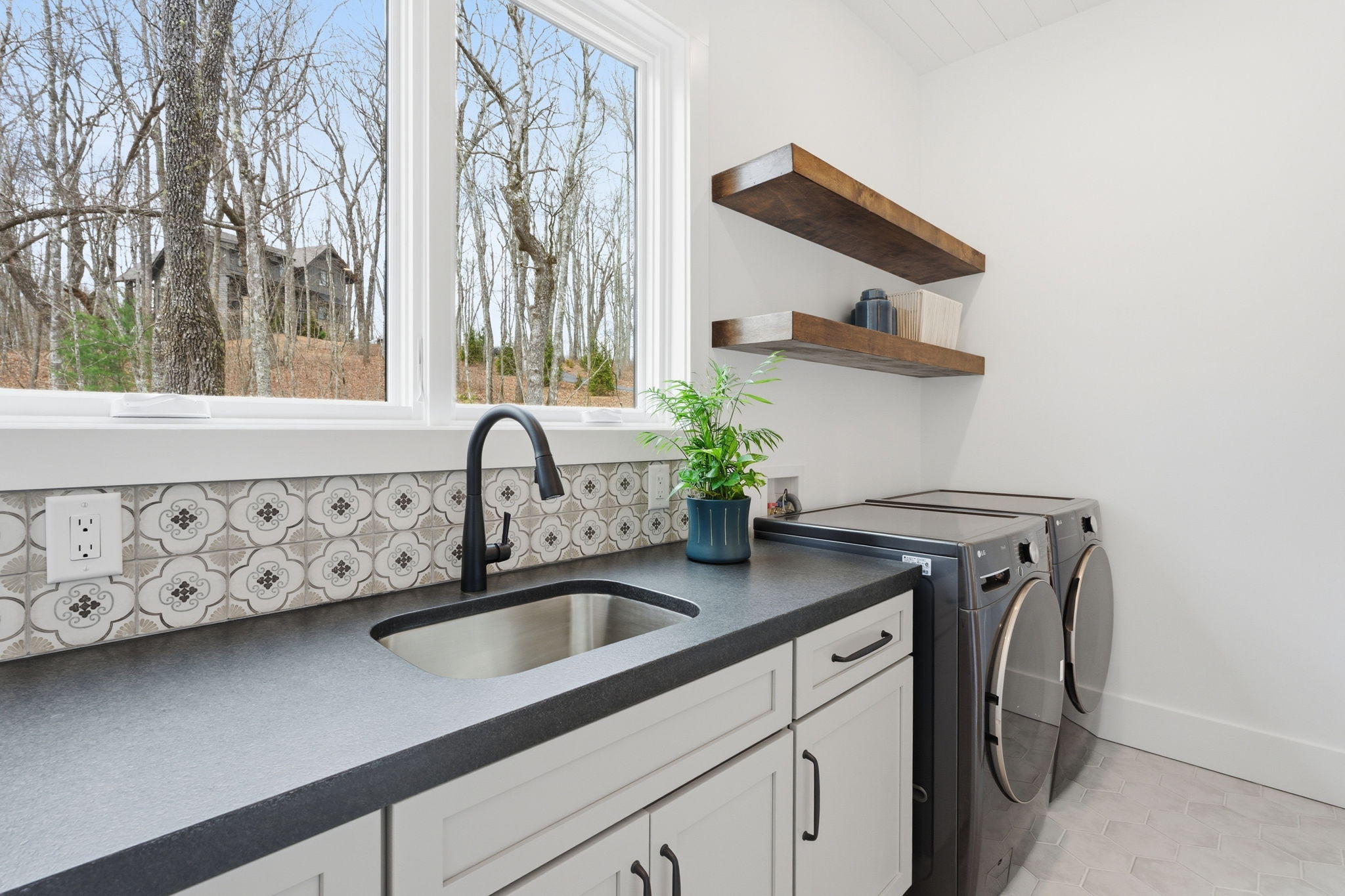 Glenville, North Carolina, 28736, United States, 3 Bedrooms Bedrooms, ,4 BathroomsBathrooms,Residential,Active,2031760