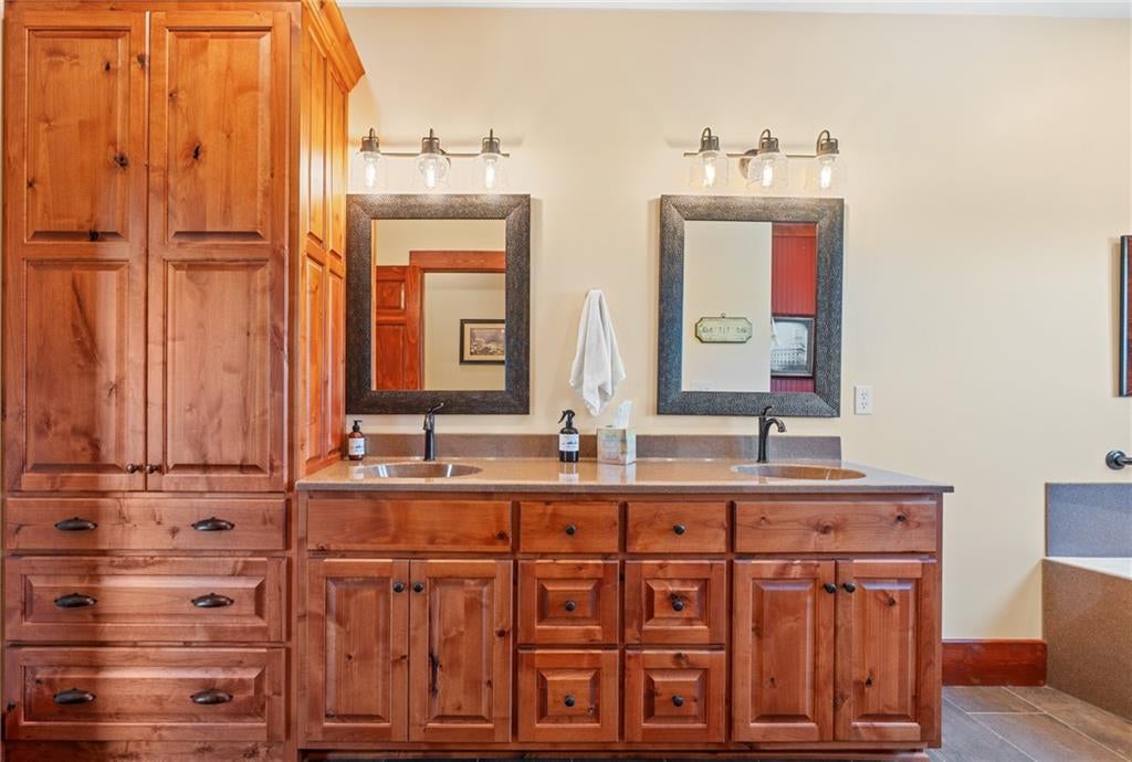 Gallatin, Missouri, 64640, United States, 5 Bedrooms Bedrooms, ,5 BathroomsBathrooms,Residential,Active,1953380