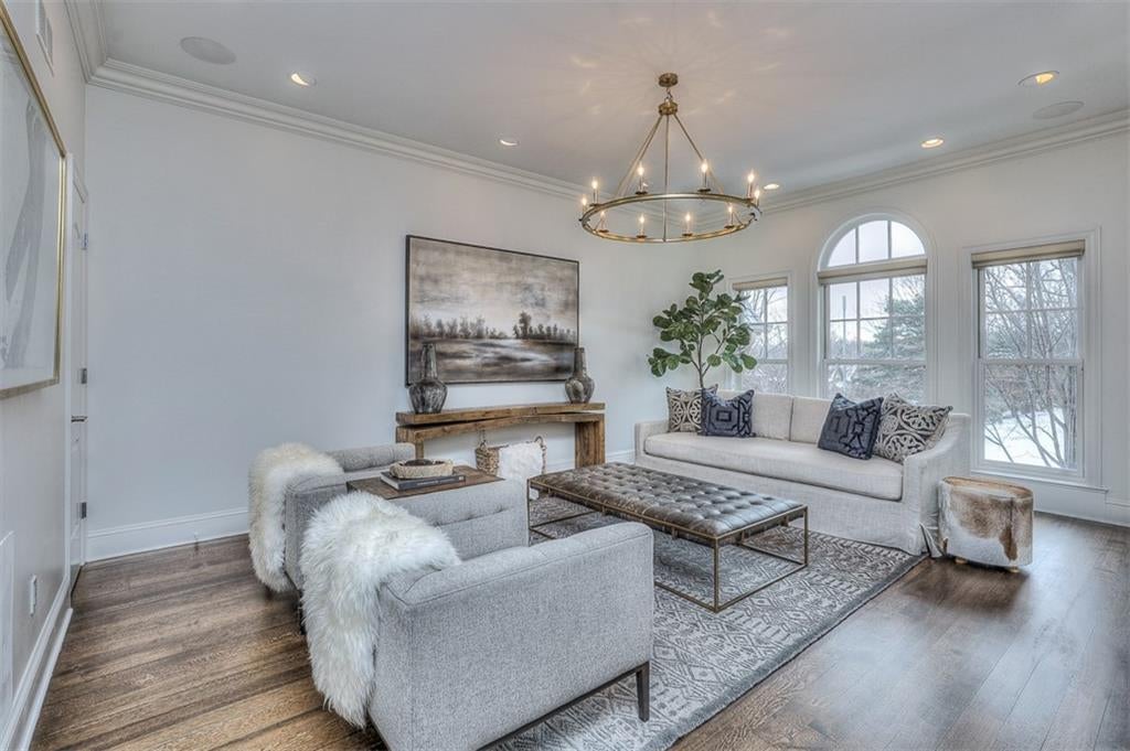 Kansas City, Missouri, 64112, United States, 3 Bedrooms Bedrooms, ,3 BathroomsBathrooms,Residential,Active,1922740