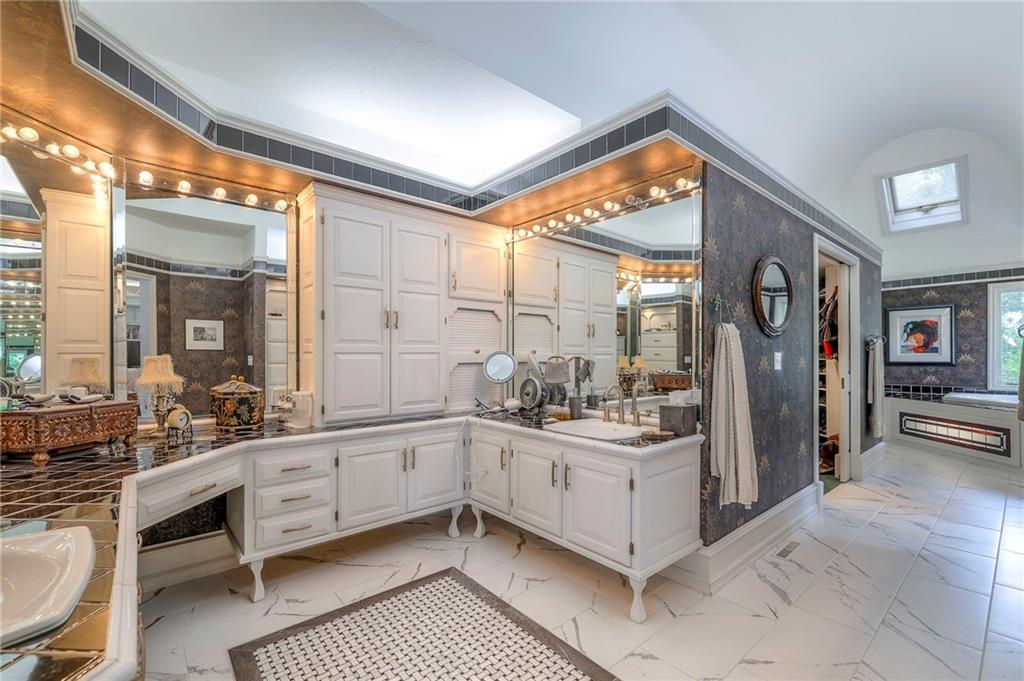 Kansas City, Missouri, 64114, United States, 5 Bedrooms Bedrooms, ,9 BathroomsBathrooms,Residential,Active,1929676