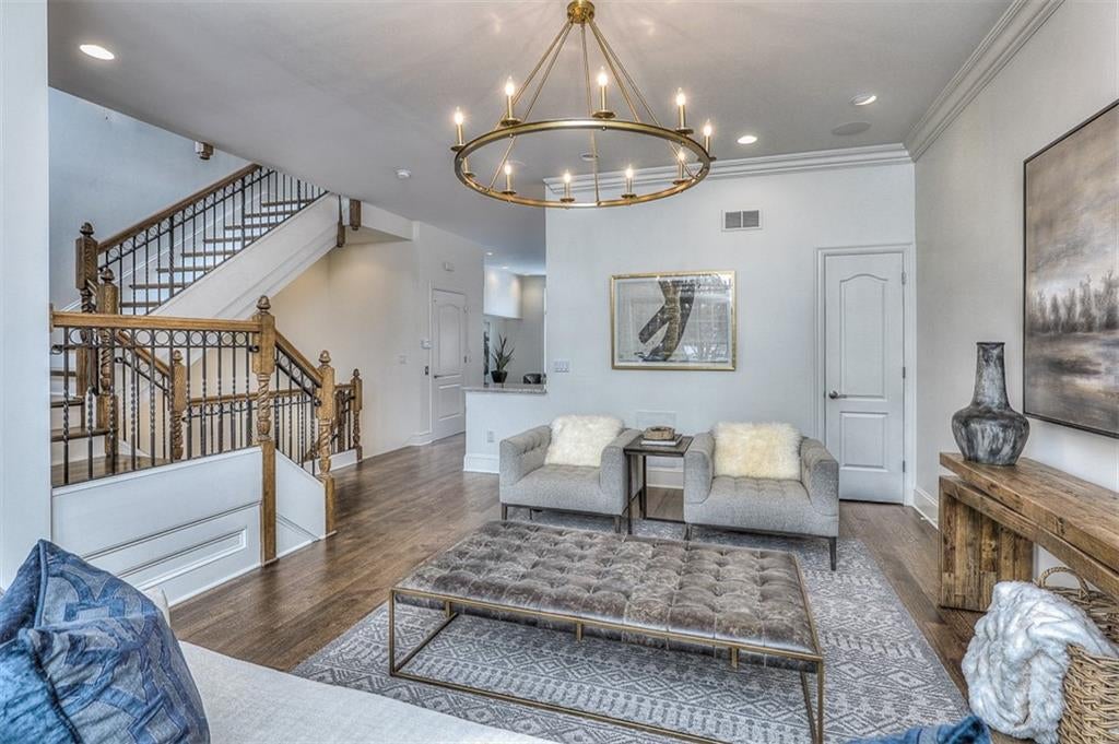 Kansas City, Missouri, 64112, United States, 3 Bedrooms Bedrooms, ,3 BathroomsBathrooms,Residential,Active,1922740