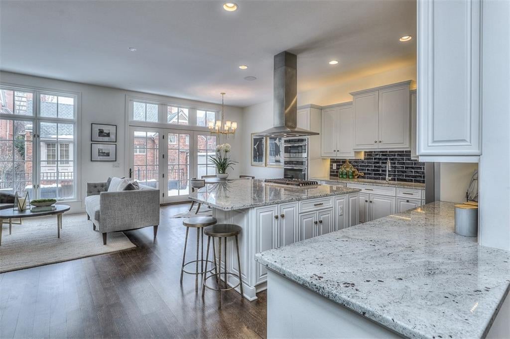 Kansas City, Missouri, 64112, United States, 3 Bedrooms Bedrooms, ,3 BathroomsBathrooms,Residential,Active,1922740