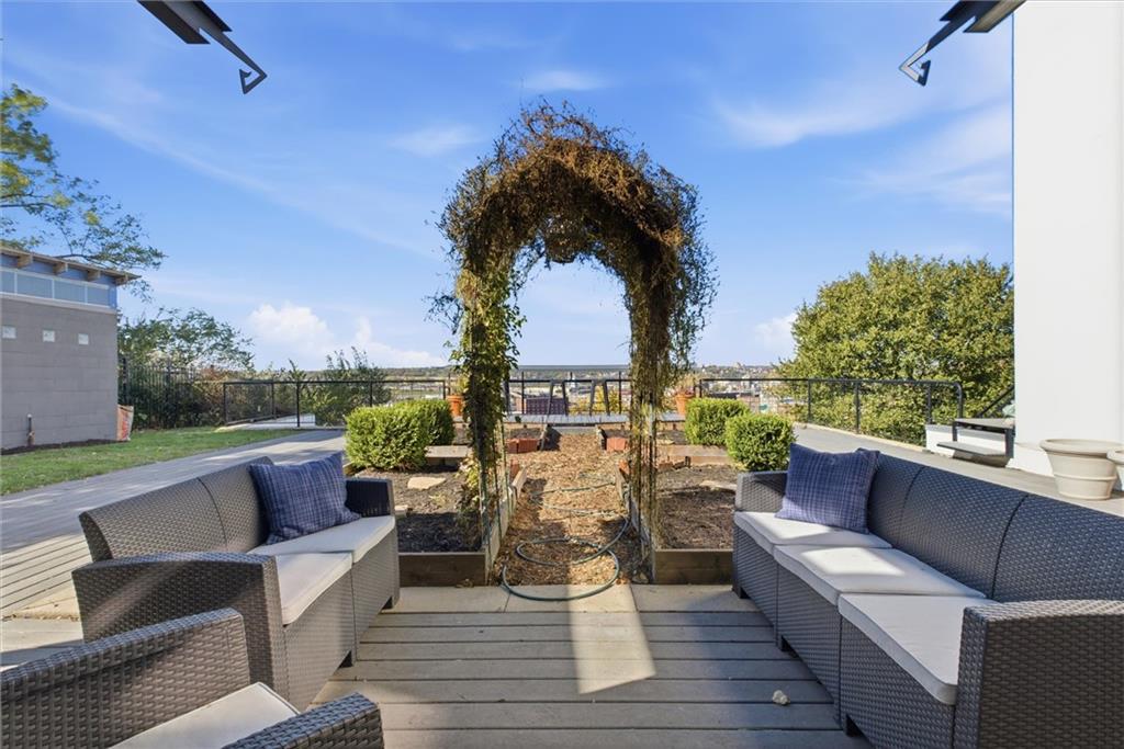 Kansas City, Missouri, 64108, United States, 2 Bedrooms Bedrooms, ,3 BathroomsBathrooms,Residential,Active,1988723