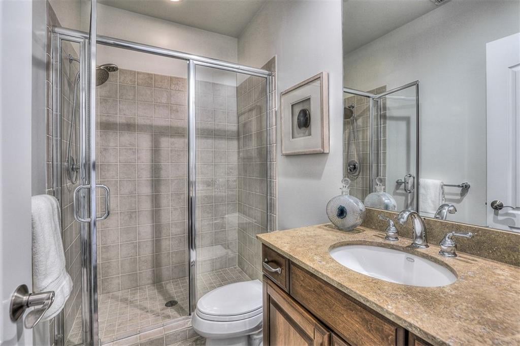 Kansas City, Missouri, 64112, United States, 3 Bedrooms Bedrooms, ,3 BathroomsBathrooms,Residential,Active,1922740