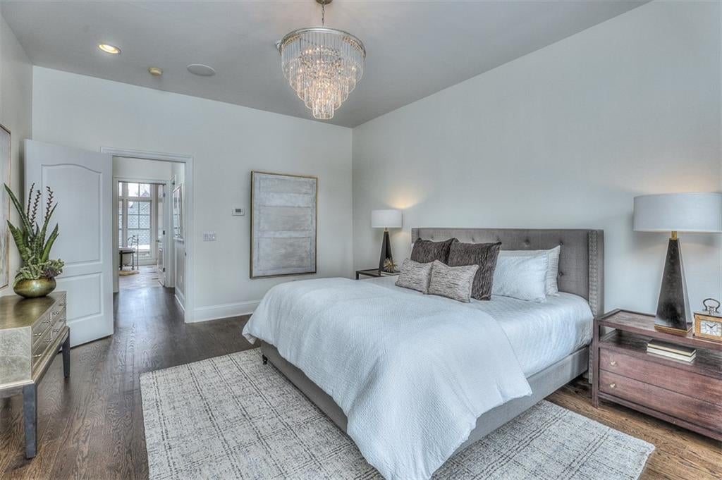 Kansas City, Missouri, 64112, United States, 3 Bedrooms Bedrooms, ,3 BathroomsBathrooms,Residential,Active,1922740