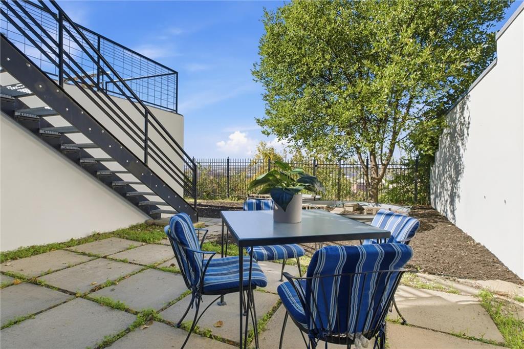 Kansas City, Missouri, 64108, United States, 2 Bedrooms Bedrooms, ,3 BathroomsBathrooms,Residential,Active,1988723