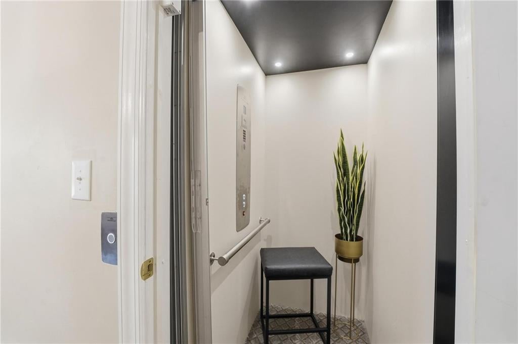 Kansas City, Missouri, 64113, United States, 3 Bedrooms Bedrooms, ,3 BathroomsBathrooms,Residential,Active,1987240