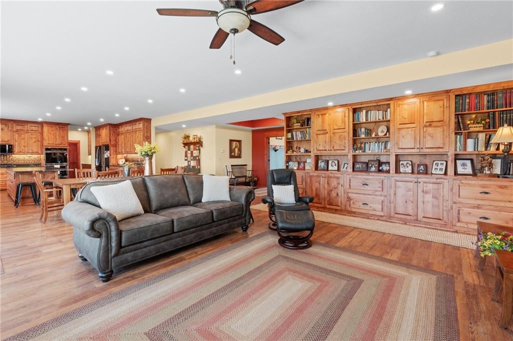 Gallatin, Missouri, 64640, United States, 5 Bedrooms Bedrooms, ,5 BathroomsBathrooms,Residential,Active,1953380