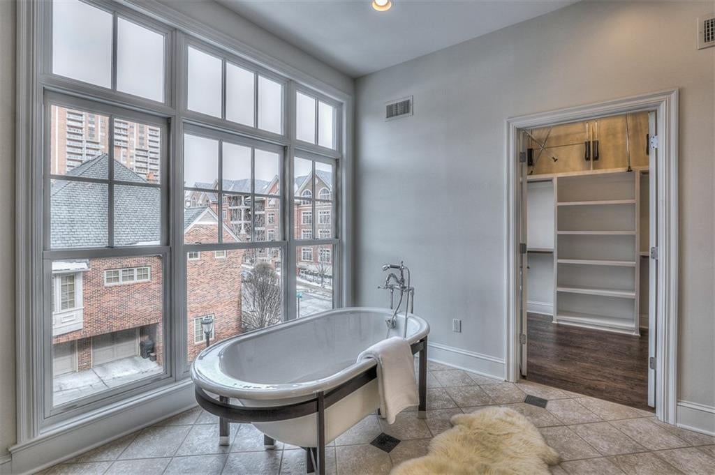 Kansas City, Missouri, 64112, United States, 3 Bedrooms Bedrooms, ,3 BathroomsBathrooms,Residential,Active,1922740