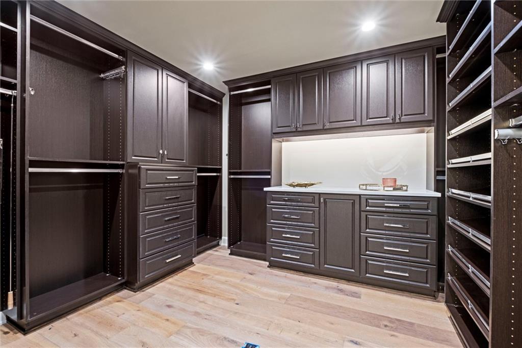 Kansas City, Missouri, 64112, United States, 4 Bedrooms Bedrooms, ,4 BathroomsBathrooms,Residential,Active,1748721