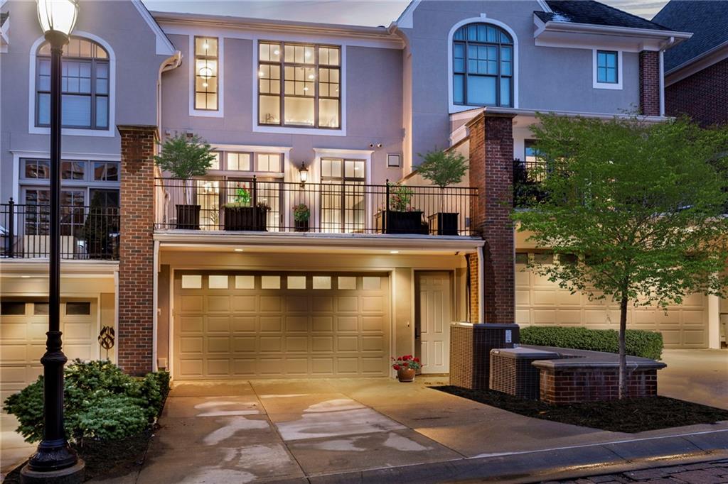 Kansas City, Missouri, 64112, United States, 3 Bedrooms Bedrooms, ,3 BathroomsBathrooms,Residential,Active,1922740