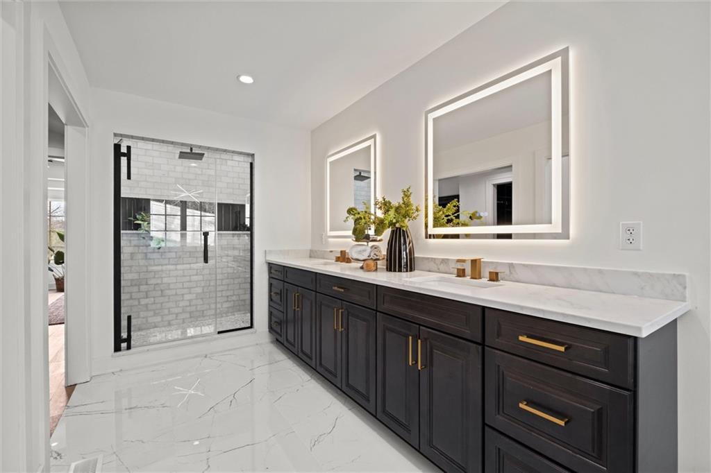 Kansas City, Missouri, 64112, United States, 4 Bedrooms Bedrooms, ,4 BathroomsBathrooms,Residential,Active,1748721