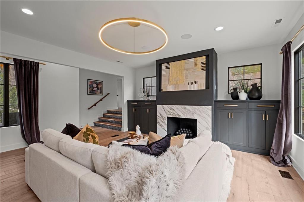 Kansas City, Missouri, 64112, United States, 4 Bedrooms Bedrooms, ,4 BathroomsBathrooms,Residential,Active,1748721