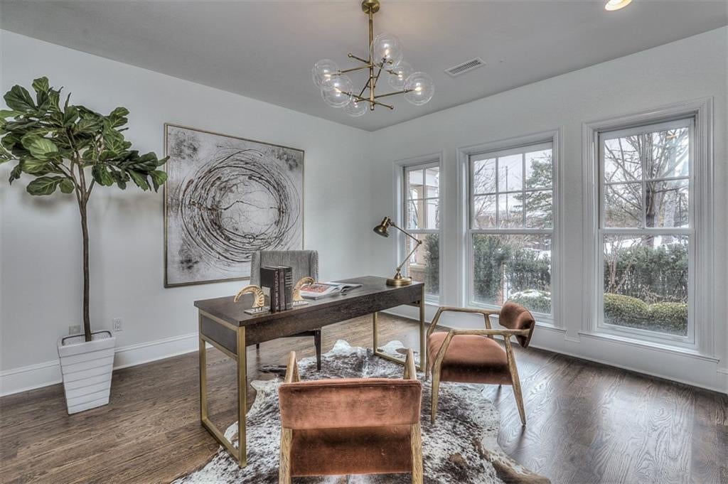 Kansas City, Missouri, 64112, United States, 3 Bedrooms Bedrooms, ,3 BathroomsBathrooms,Residential,Active,1922740