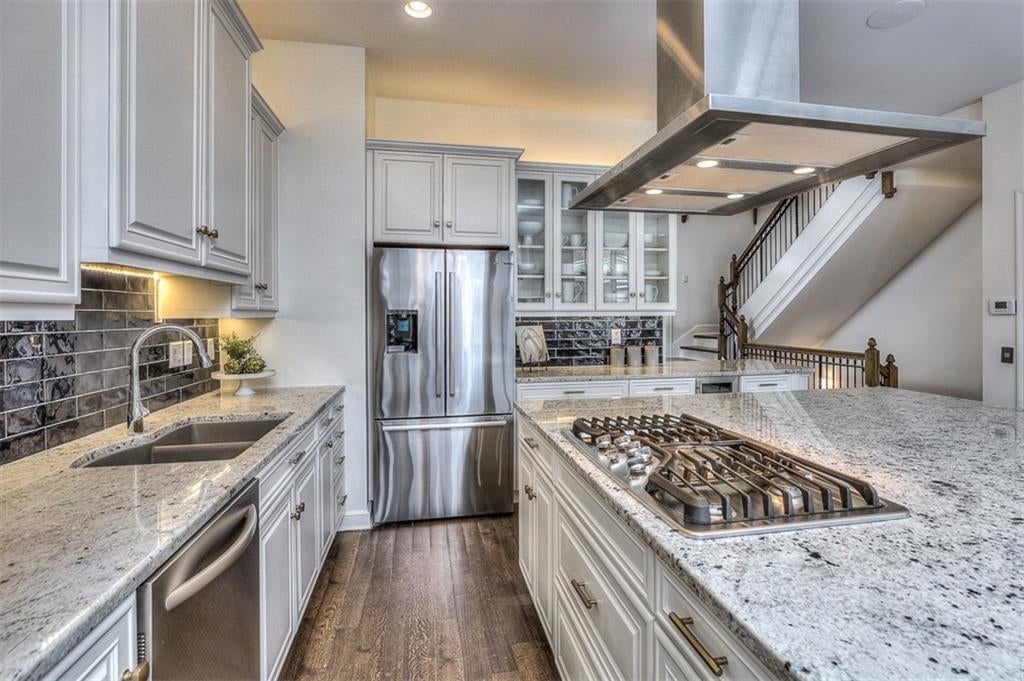 Kansas City, Missouri, 64112, United States, 3 Bedrooms Bedrooms, ,3 BathroomsBathrooms,Residential,Active,1922740