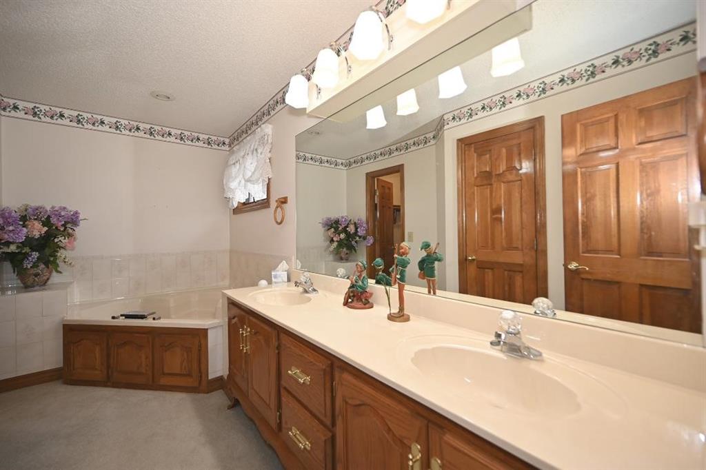 Weston, Missouri, 64098, United States, 4 Bedrooms Bedrooms, ,3 BathroomsBathrooms,Residential,Active,1989765