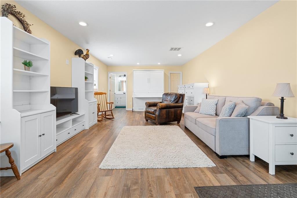 Gallatin, Missouri, 64640, United States, 5 Bedrooms Bedrooms, ,5 BathroomsBathrooms,Residential,Active,1953380