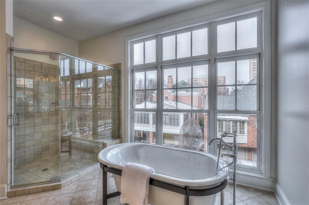 Kansas City, Missouri, 64112, United States, 3 Bedrooms Bedrooms, ,3 BathroomsBathrooms,Residential,Active,1922740