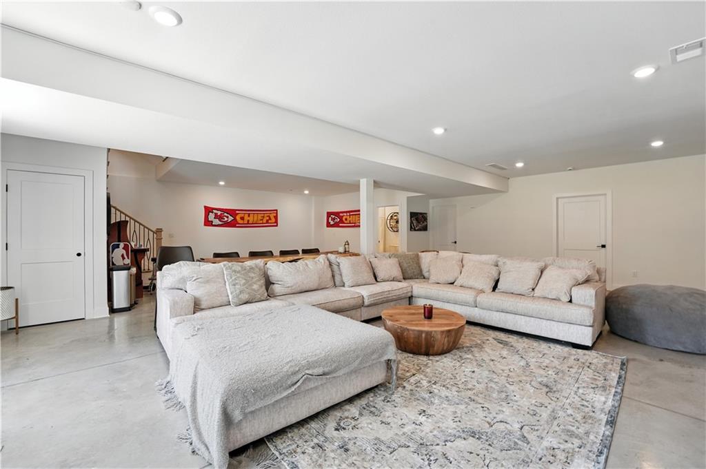 Liberty, Missouri, 64068, United States, 6 Bedrooms Bedrooms, ,5 BathroomsBathrooms,Residential,Active,1922515