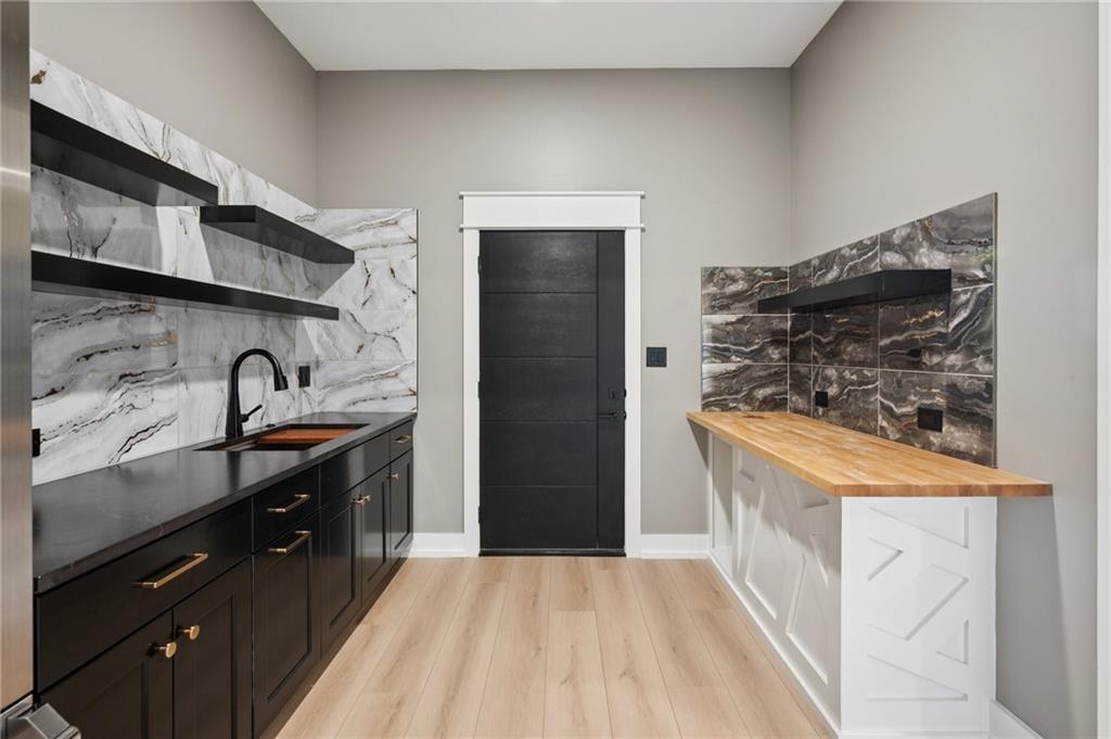 Riverside, Missouri, 64150, United States, 7 Bedrooms Bedrooms, ,6 BathroomsBathrooms,Residential,Active,1960175