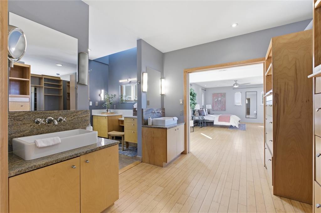 Kansas City, Missouri, 64108, United States, 2 Bedrooms Bedrooms, ,3 BathroomsBathrooms,Residential,Active,1988723