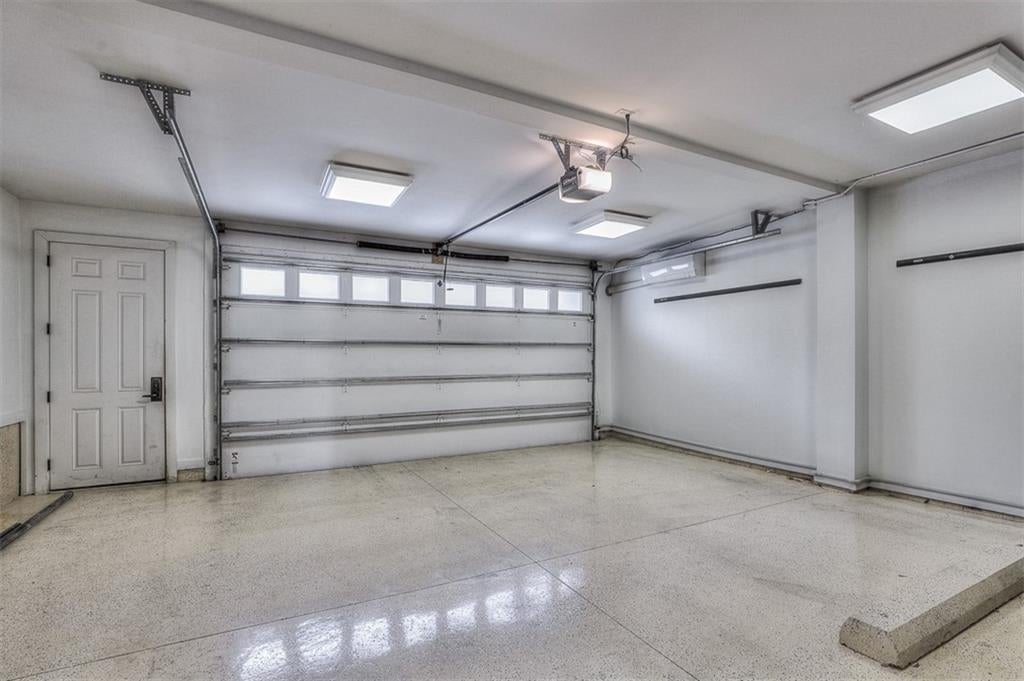 Kansas City, Missouri, 64112, United States, 3 Bedrooms Bedrooms, ,3 BathroomsBathrooms,Residential,Active,1922740