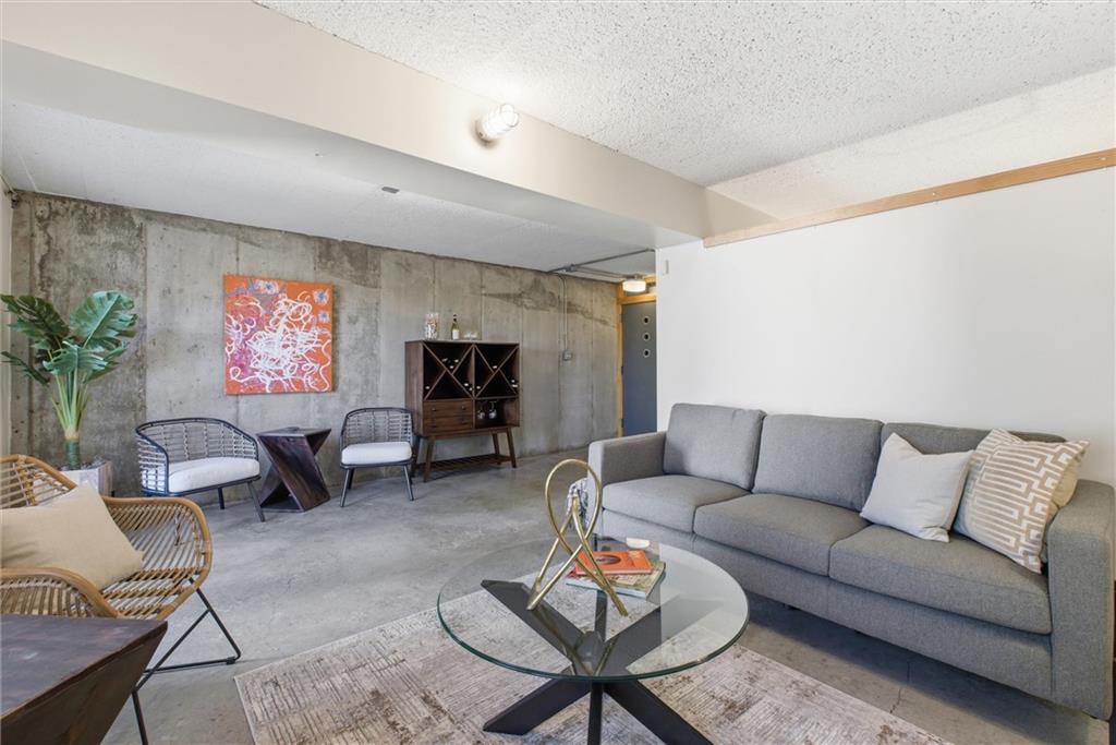 Kansas City, Missouri, 64108, United States, 2 Bedrooms Bedrooms, ,3 BathroomsBathrooms,Residential,Active,1988723