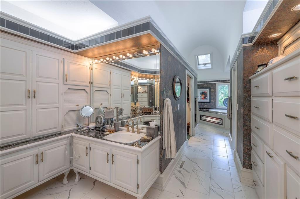 Kansas City, Missouri, 64114, United States, 5 Bedrooms Bedrooms, ,9 BathroomsBathrooms,Residential,Active,1929676