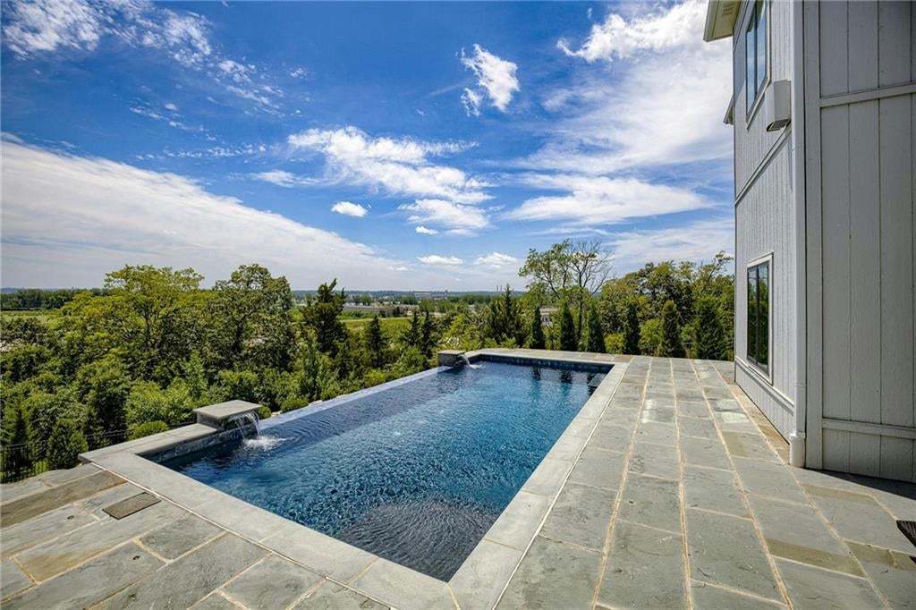 Riverside, Missouri, 64150, United States, 5 Bedrooms Bedrooms, ,5 BathroomsBathrooms,Residential,Active,1710739