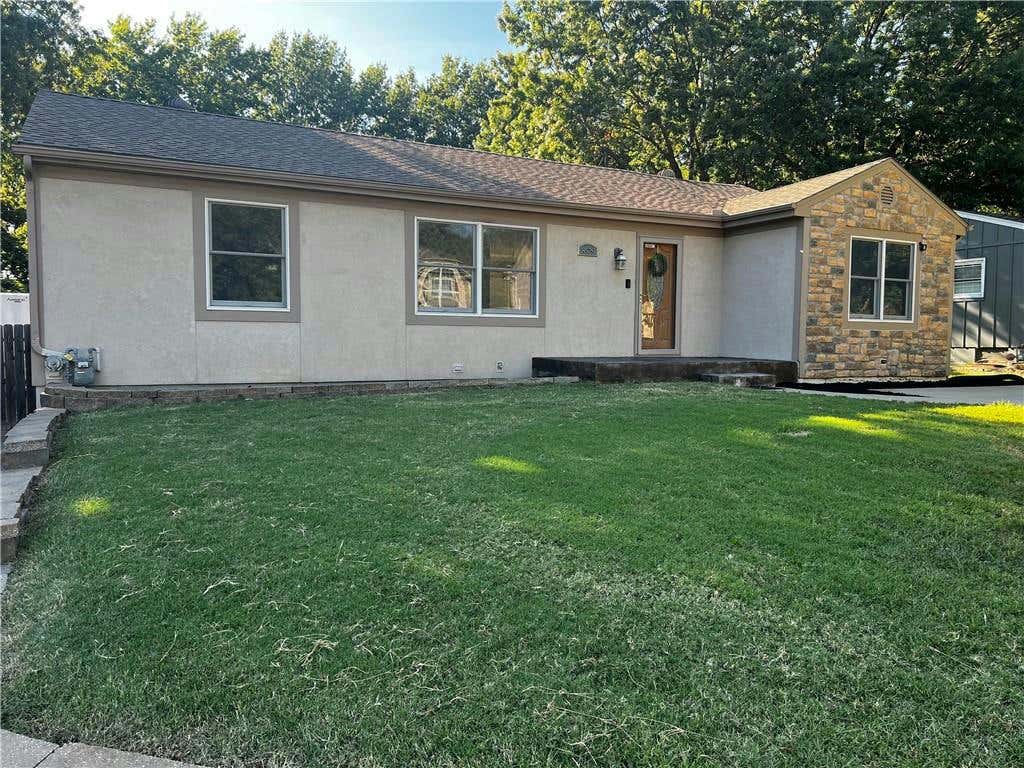 8528 LARSEN ST, OVERLAND PARK, KS 66214, photo 1 of 31