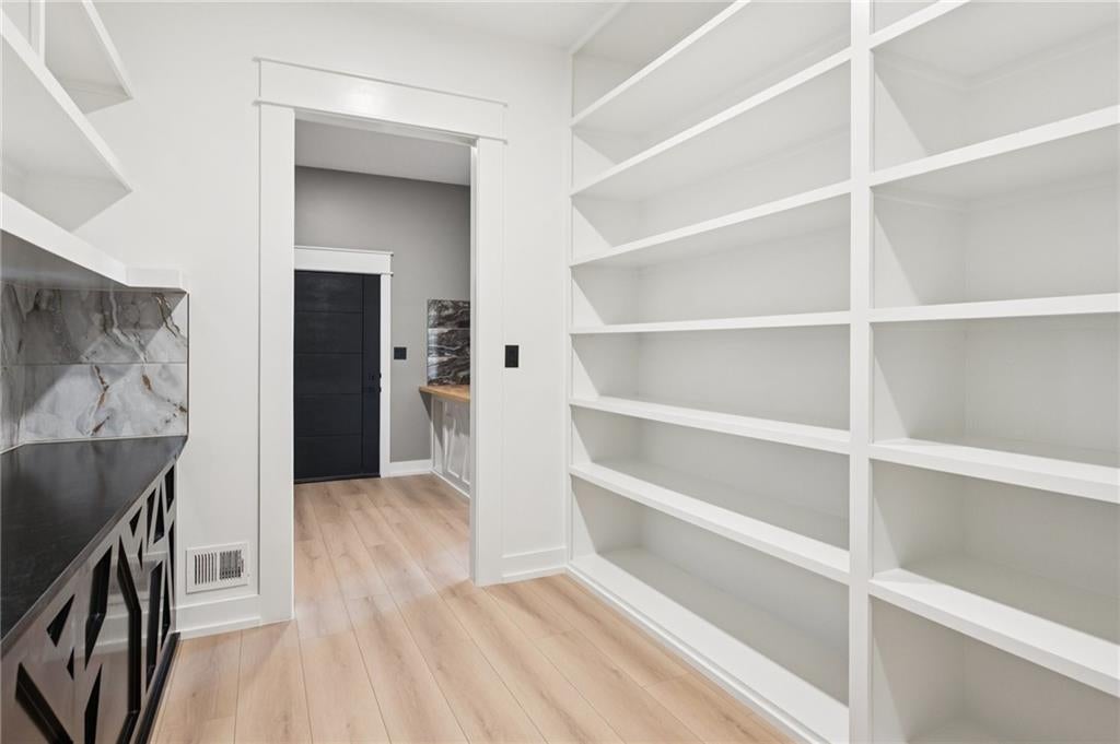 Riverside, Missouri, 64150, United States, 7 Bedrooms Bedrooms, ,6 BathroomsBathrooms,Residential,Active,1960175