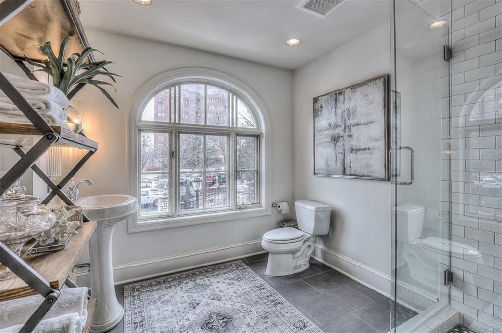 Kansas City, Missouri, 64112, United States, 3 Bedrooms Bedrooms, ,3 BathroomsBathrooms,Residential,Active,1922740