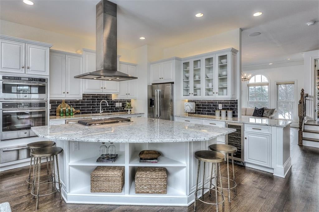 Kansas City, Missouri, 64112, United States, 3 Bedrooms Bedrooms, ,3 BathroomsBathrooms,Residential,Active,1922740