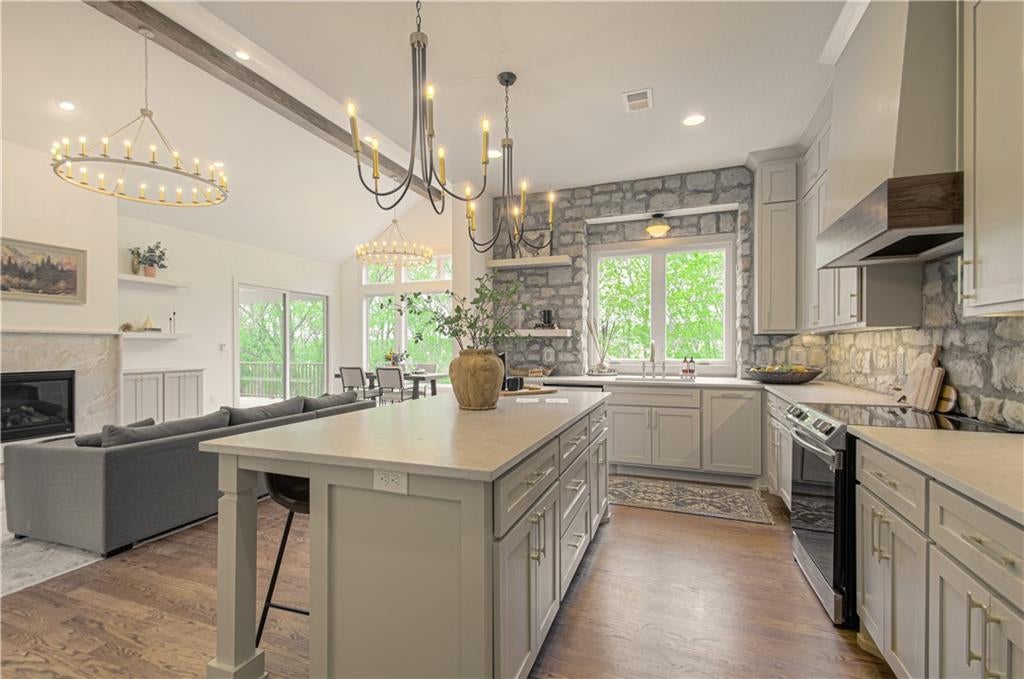 Riverside, Missouri, 64150, United States, 5 Bedrooms Bedrooms, ,3 BathroomsBathrooms,Residential,Active,1943775