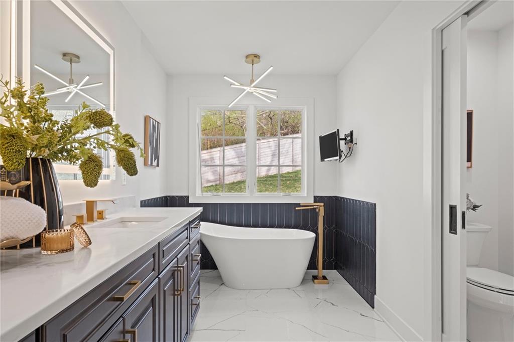 Kansas City, Missouri, 64112, United States, 4 Bedrooms Bedrooms, ,4 BathroomsBathrooms,Residential,Active,1748721