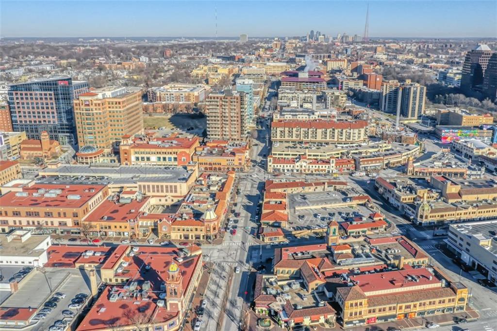 Kansas City, Missouri, 64112, United States, 3 Bedrooms Bedrooms, ,3 BathroomsBathrooms,Residential,Active,1922740