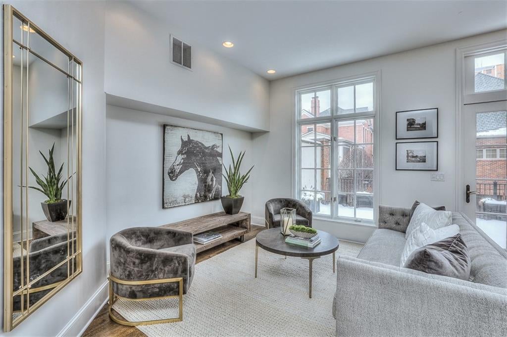 Kansas City, Missouri, 64112, United States, 3 Bedrooms Bedrooms, ,3 BathroomsBathrooms,Residential,Active,1922740