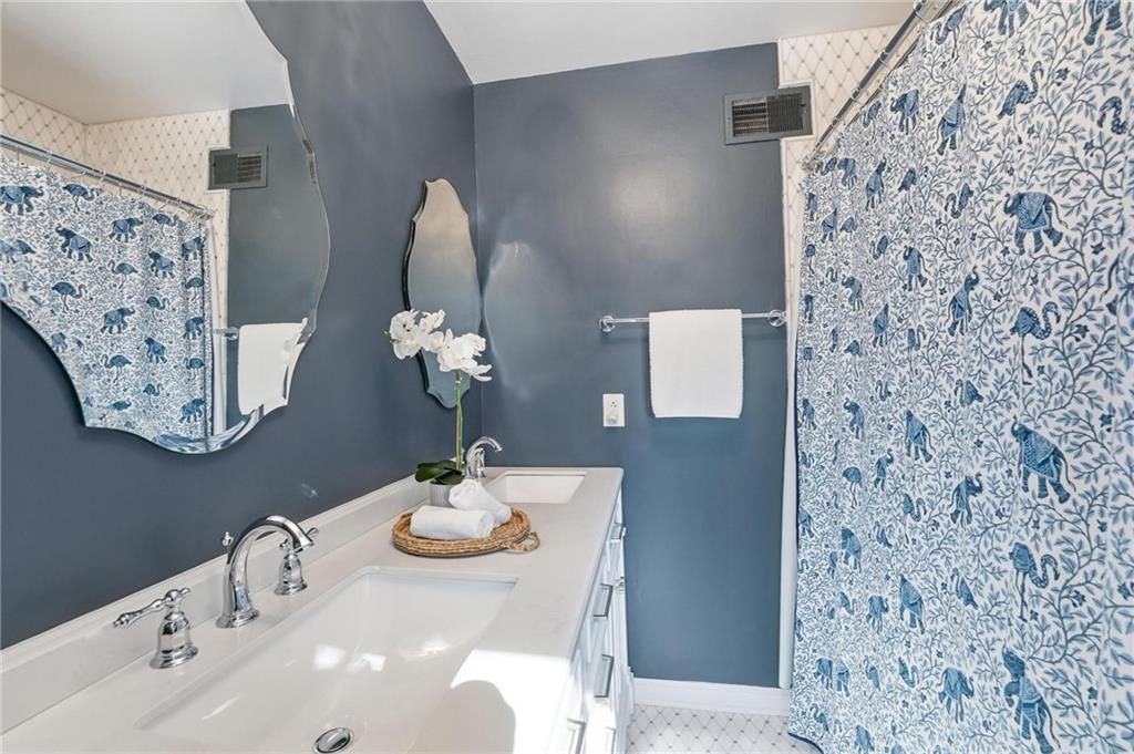 Kansas City, Missouri, 64113, United States, 3 Bedrooms Bedrooms, ,3 BathroomsBathrooms,Residential,Active,1987240