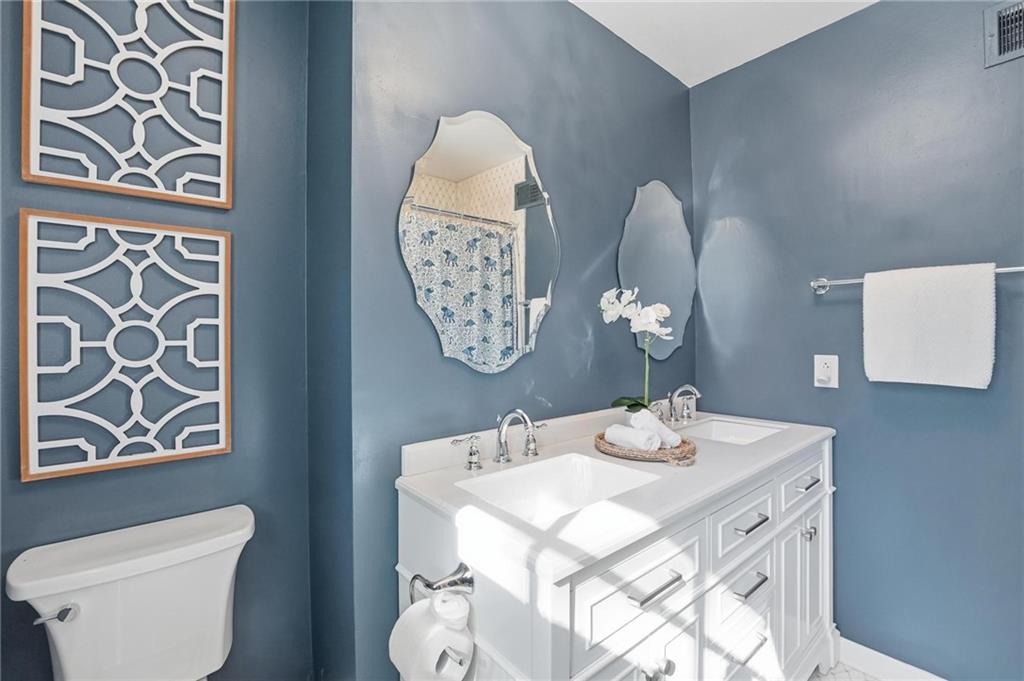 Kansas City, Missouri, 64113, United States, 3 Bedrooms Bedrooms, ,3 BathroomsBathrooms,Residential,Active,1987240