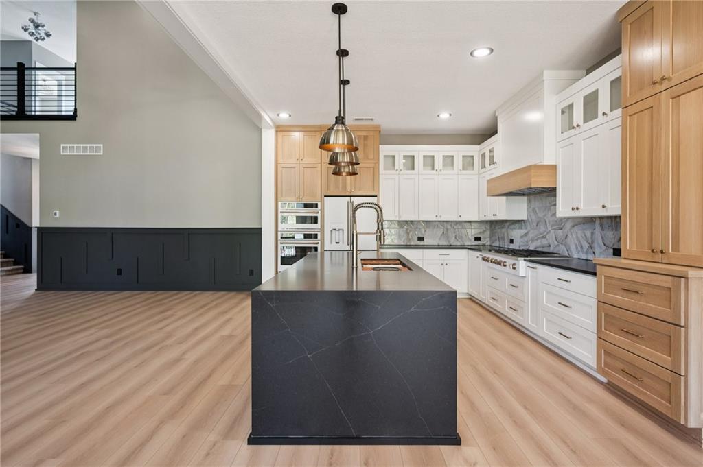 Riverside, Missouri, 64150, United States, 7 Bedrooms Bedrooms, ,6 BathroomsBathrooms,Residential,Active,1960175