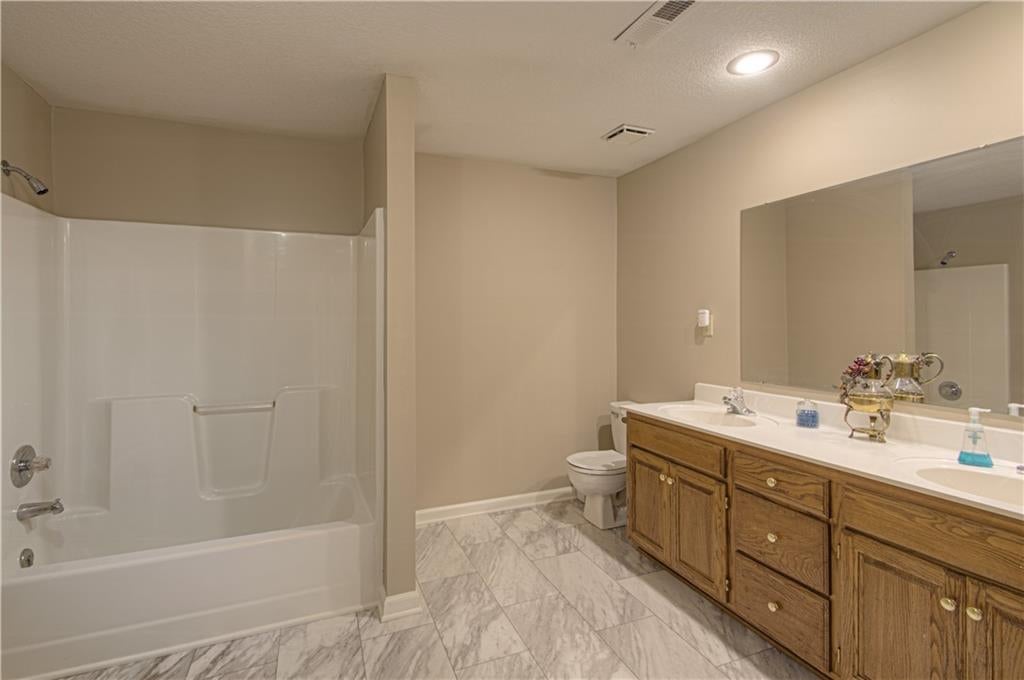 Lee'S Summit, Missouri, 64086, United States, 4 Bedrooms Bedrooms, ,4 BathroomsBathrooms,Residential,Active,1993632