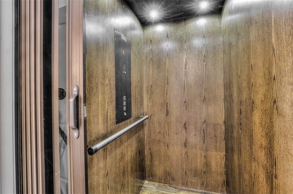 Kansas City, Missouri, 64112, United States, 3 Bedrooms Bedrooms, ,3 BathroomsBathrooms,Residential,Active,1922740