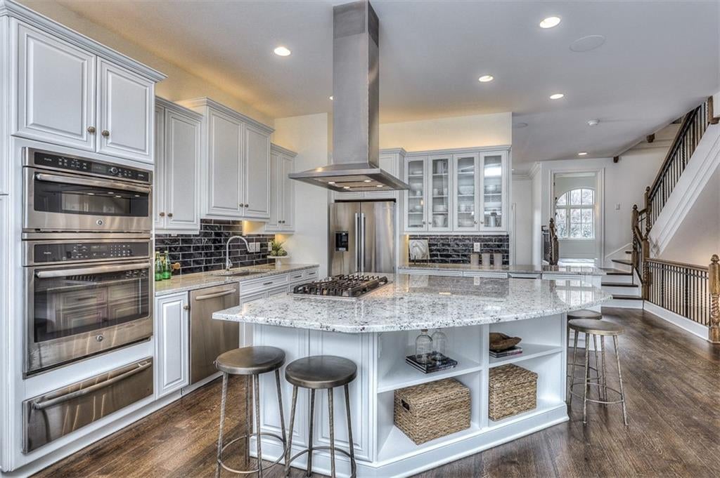 Kansas City, Missouri, 64112, United States, 3 Bedrooms Bedrooms, ,3 BathroomsBathrooms,Residential,Active,1922740