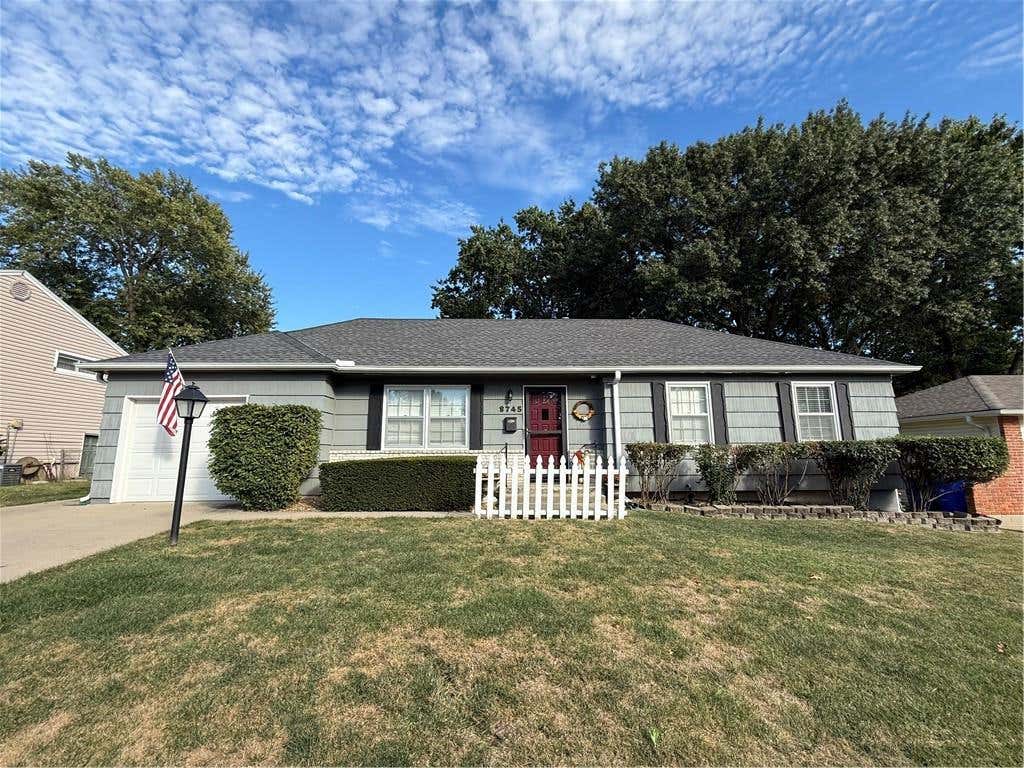 8745 GRANDVIEW ST, OVERLAND PARK, KS 66212 RE/MAX