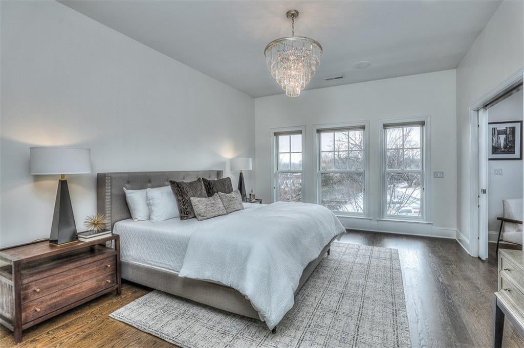 Kansas City, Missouri, 64112, United States, 3 Bedrooms Bedrooms, ,3 BathroomsBathrooms,Residential,Active,1922740