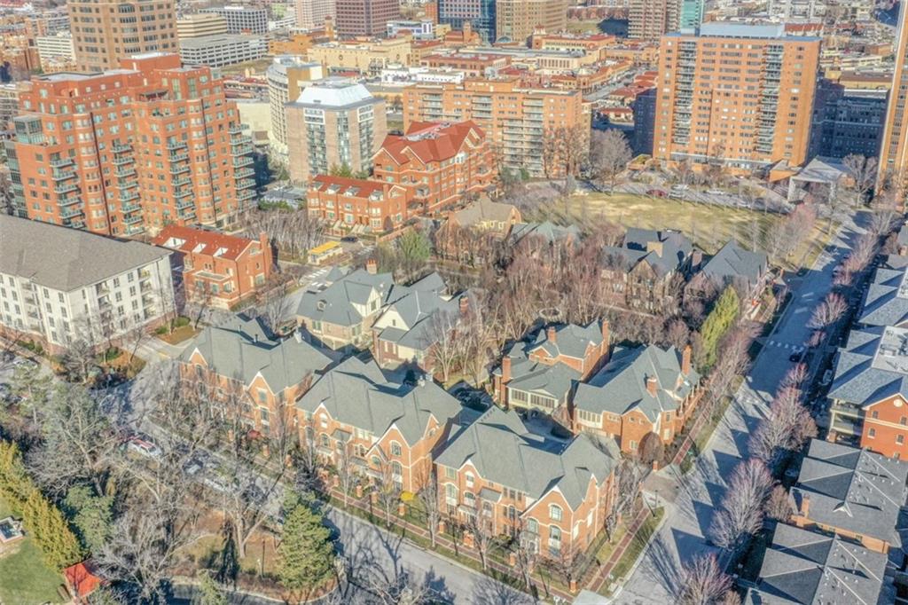 Kansas City, Missouri, 64112, United States, 3 Bedrooms Bedrooms, ,3 BathroomsBathrooms,Residential,Active,1922740